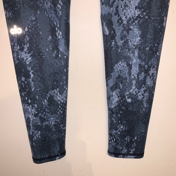 Alo Yoga Airbrush Leggings Python, Small - Picture 7 of 9